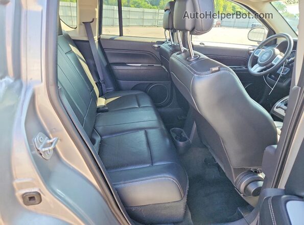 1C4NJDEB0GD709020 2016 JEEP COMPASS Silver Vista interior trasera
