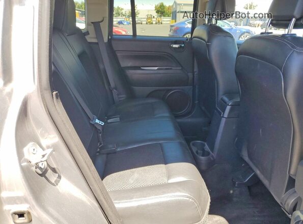 1C4NJDEB1GD631752 2016 JEEP COMPASS Gray Vista interior trasera