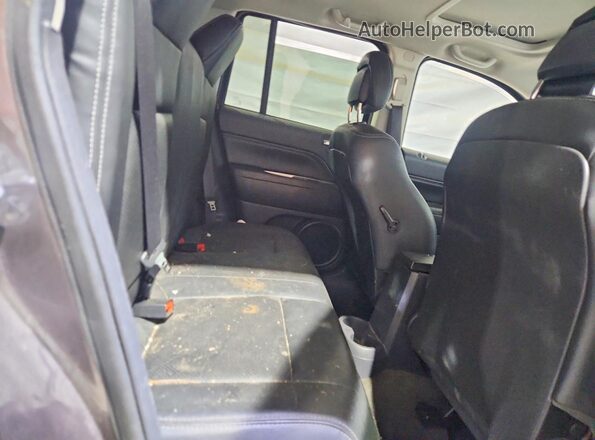 1C4NJDEB1GD696360 2016 JEEP COMPASS Gray Vista interior trasera