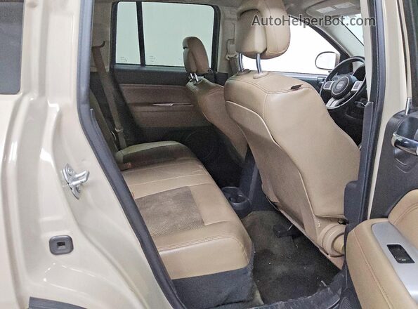 1C4NJDEB2GD753326 2016 JEEP COMPASS Tan Widok tylnych siedzeń