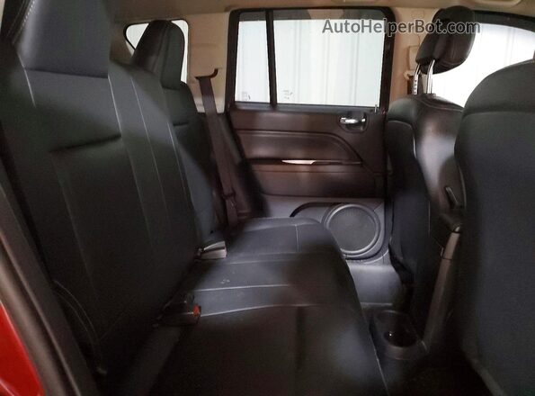 1C4NJDEB6HD100449 2017 JEEP COMPASS Red Widok wnętrza z tyłu