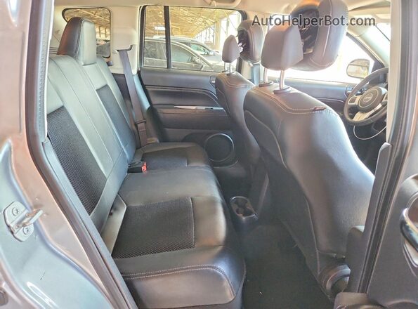 1C4NJDEB8GD685789 2016 JEEP COMPASS Gray Widok wnętrza z tyłu