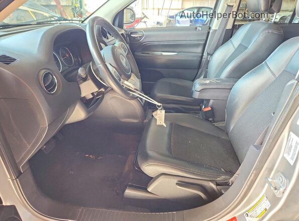 1C4NJDEB8GD685789 2016 JEEP COMPASS Gray Widok wnętrza z przodu