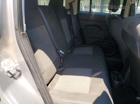 1C4NJPBA1HD118662 2017 JEEP PATRIOT Silver Вид задньої частини салону