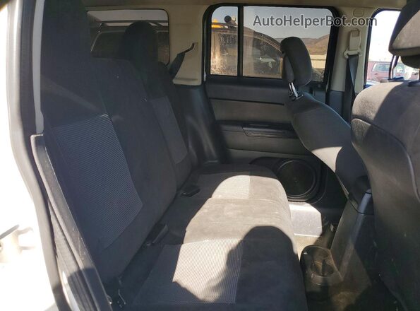 1C4NJPBA2GD528028 2016 JEEP PATRIOT White Вид задньої частини салону