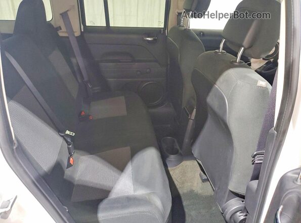 1C4NJPBA2GD636634 2016 JEEP PATRIOT White Widok wnętrza z tyłu