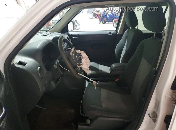 1C4NJPBA2GD636634 2016 JEEP PATRIOT White Widok wnętrza z przodu