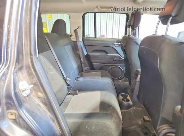 1C4NJPBA2GD801100 2016 JEEP PATRIOT Gray Vista interior trasera