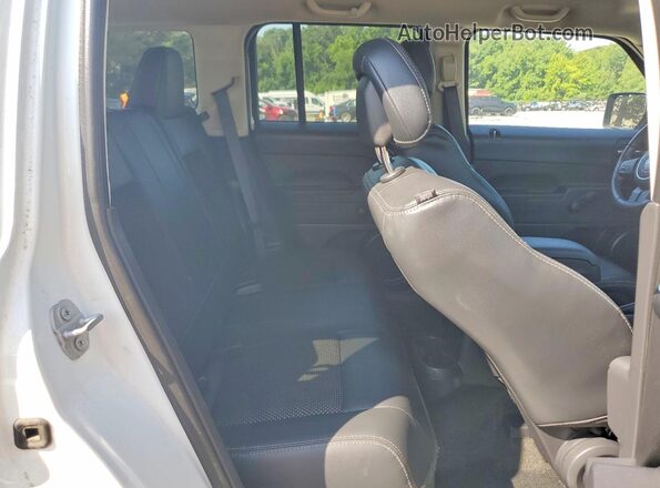 1C4NJPBA5HD131799 2017 JEEP PATRIOT White Widok tylnych siedzeń