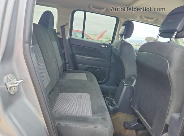 1C4NJPBA6GD669782 2016 JEEP PATRIOT Серебряный Вид задней части салона