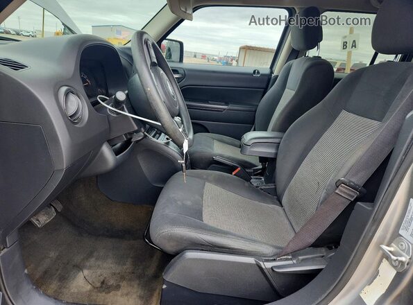 1C4NJPBA6GD669782 2016 JEEP PATRIOT Серебряный Вид салона спереди
