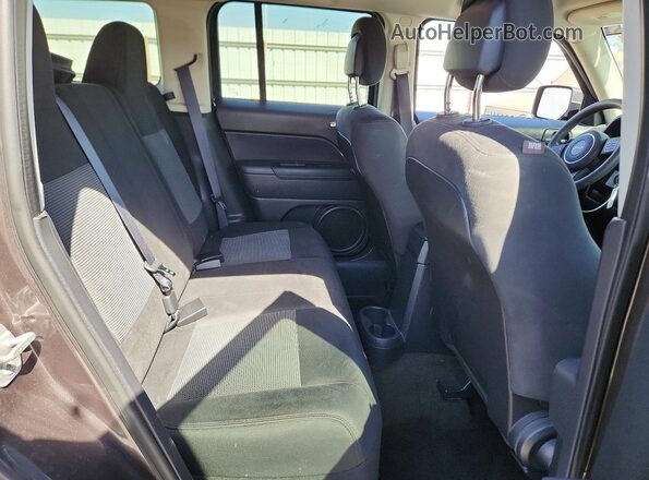1C4NJPBA6GD675534 2016 JEEP PATRIOT Gray Vista interior trasera