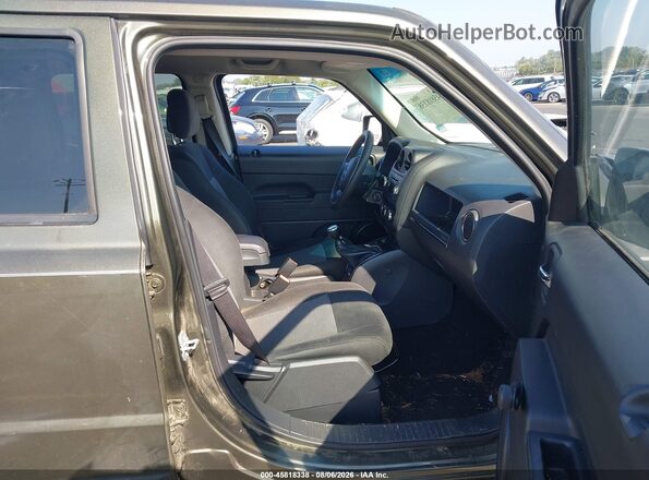 1C4NJPBA7GD527375 2016 JEEP PATRIOT Зеленый Вид салона спереди
