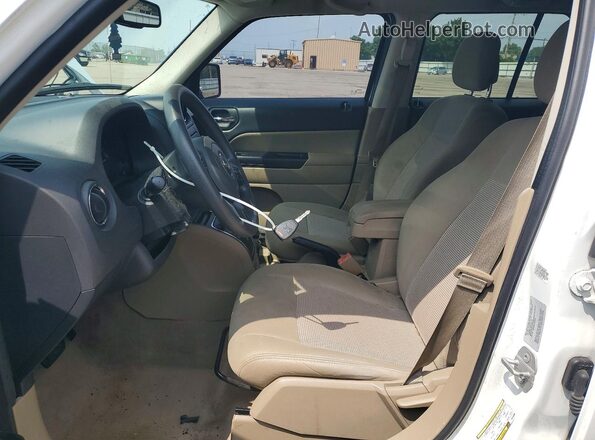 1C4NJPBA7GD753593 2016 JEEP PATRIOT White Widok wnętrza z przodu