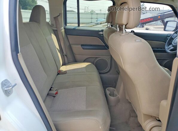 1C4NJPBA7GD753593 2016 JEEP PATRIOT White Widok wnętrza z tyłu