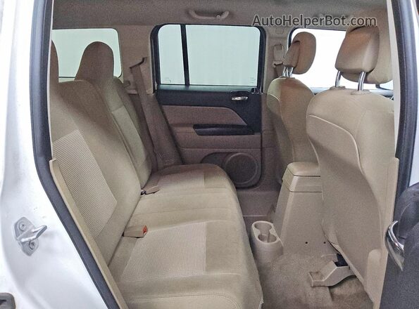 1C4NJPBA9GD609334 2016 JEEP PATRIOT Белый Вид задней части салона