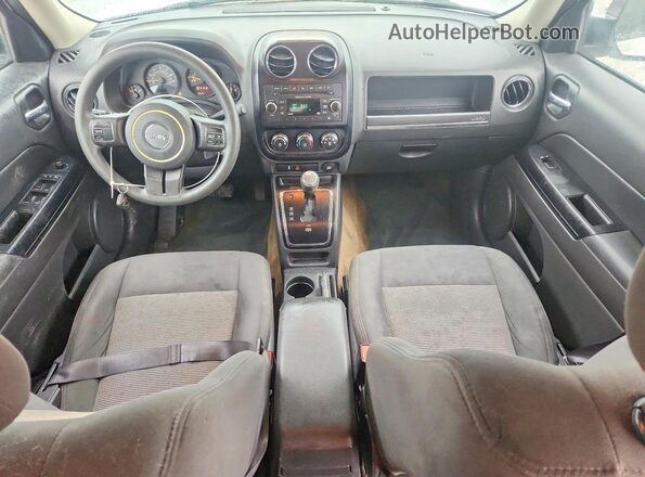 1C4NJPBA9GD811395 2016 JEEP PATRIOT Белый Вид панели приборов
