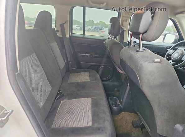 1C4NJPBA9GD811395 2016 JEEP PATRIOT Белый Вид задней части салона