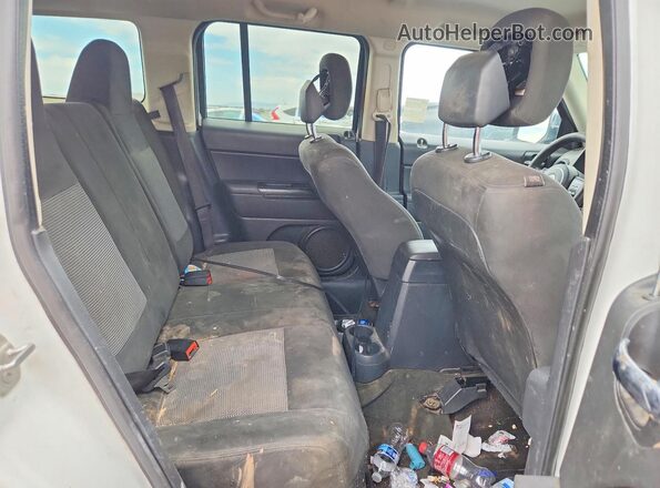 1C4NJPBAXGD753636 2016 JEEP PATRIOT White Widok wnętrza z tyłu