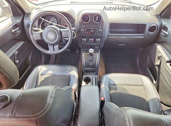 1C4NJPBAXHD161865 2017 JEEP PATRIOT Silver Vista del salpicadero