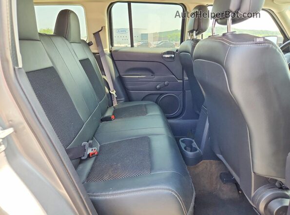 1C4NJPBAXHD161865 2017 JEEP PATRIOT Silver Vista de los asientos traseros