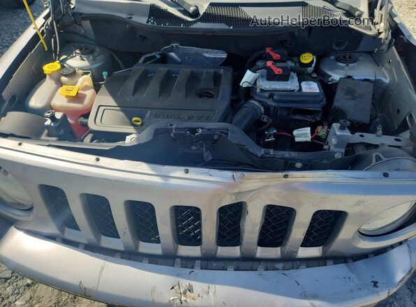 1C4NJPBB0GD604175 2016 JEEP PATRIOT Silver Vista del compartimento del motor