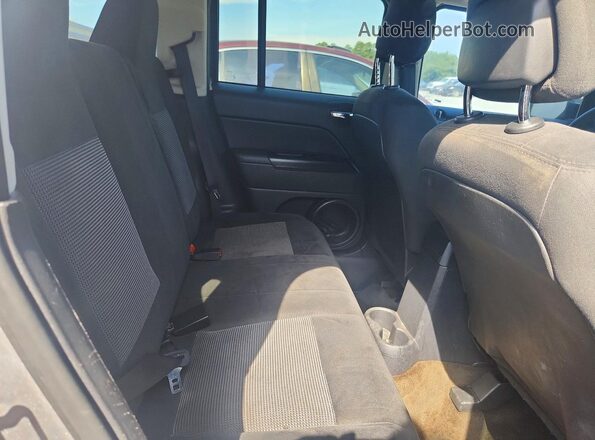 1C4NJPBB0GD604175 2016 JEEP PATRIOT Silver Vista interior trasera