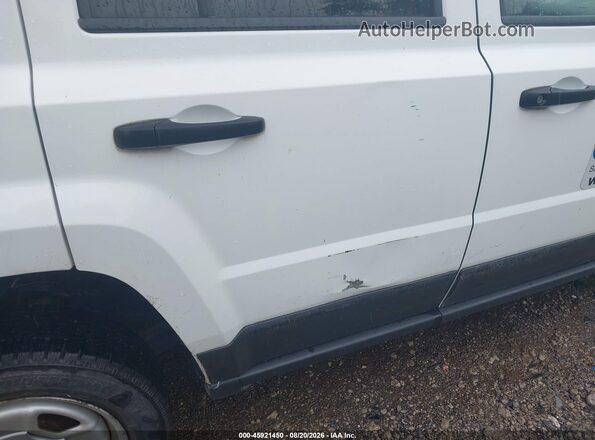 1C4NJPBB0GD721173 2016 JEEP PATRIOT White Вид задньої частини салону