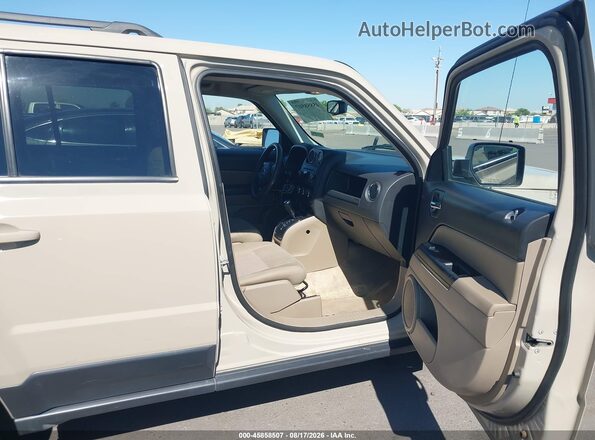 1C4NJPBB8HD136343 2017 JEEP PATRIOT Tan Front interior view