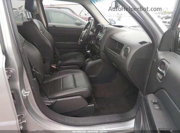 1C4NJPFA0HD157463 2017 JEEP PATRIOT Серебряный Вид салона спереди