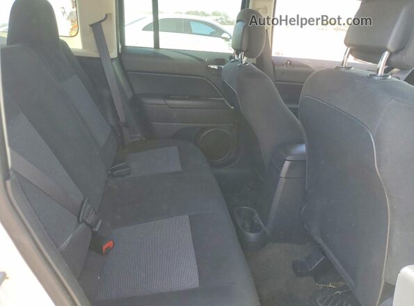 1C4NJPFA2HD102934 2017 JEEP PATRIOT Белый Вид задней части салона