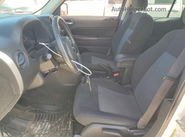 1C4NJPFA2HD102934 2017 JEEP PATRIOT Белый Вид салона спереди