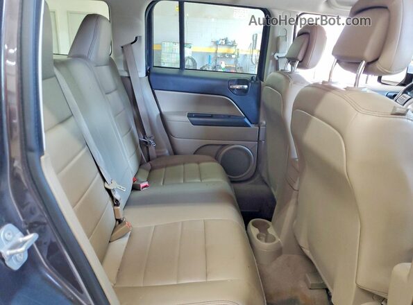 1C4NJPFA3GD699736 2016 JEEP PATRIOT Gray Widok wnętrza z tyłu