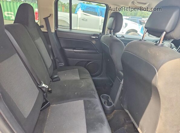 1C4NJPFA4GD582280 2016 JEEP PATRIOT Серебряный Вид задней части салона