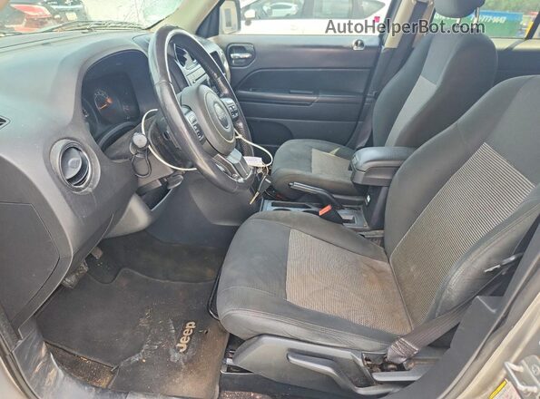 1C4NJPFA4GD582280 2016 JEEP PATRIOT Серебряный Вид салона спереди