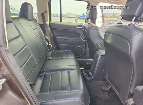 1C4NJPFA6GD507063 2016 JEEP PATRIOT Gray Вид задньої частини салону