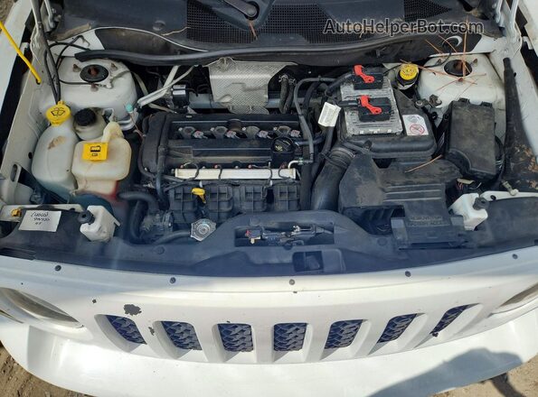1C4NJPFA8GD643467 2016 JEEP PATRIOT White Vista del compartimento del motor