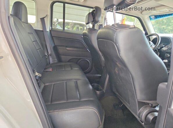 1C4NJPFA8GD643467 2016 JEEP PATRIOT White Vista interior trasera
