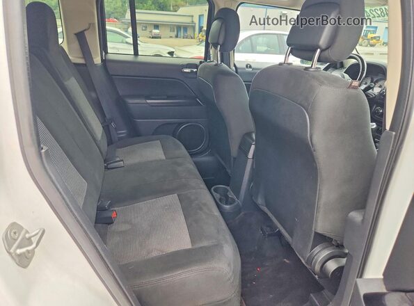 1C4NJPFB3GD569979 2016 JEEP PATRIOT White Вид задньої частини салону