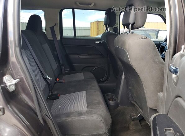 1C4NJPFB4GD813753 2016 JEEP PATRIOT Gray Rear interior view