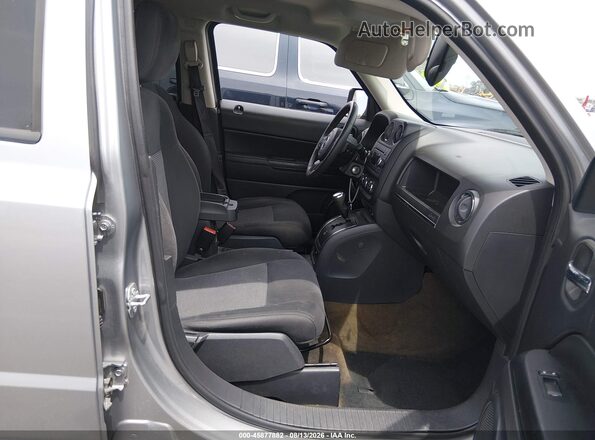 1C4NJPFB4GD813834 2016 JEEP PATRIOT Серебряный Вид салона спереди
