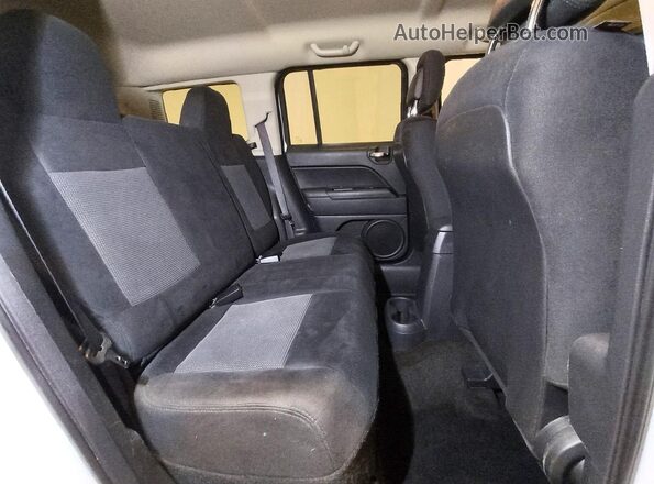 1C4NJRBB4GD636364 2016 JEEP PATRIOT White Widok wnętrza z tyłu