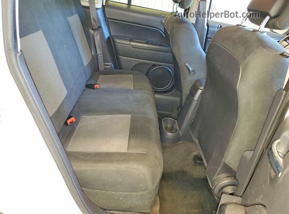 1C4NJRBB4GD650779 2016 JEEP PATRIOT White Vista interior trasera