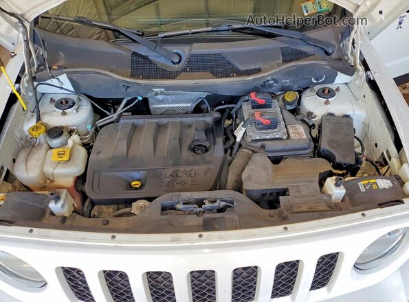 1C4NJRBB4GD650779 2016 JEEP PATRIOT White Vista del compartimento del motor