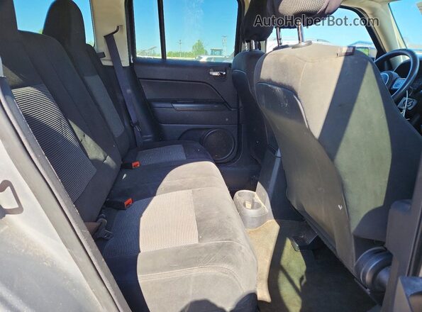 1C4NJRBB7HD143814 2017 JEEP PATRIOT Gray Vista interior trasera