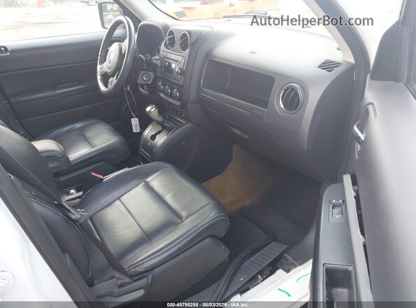 1C4NJRFB2HD181316 2017 JEEP PATRIOT Белый Вид салона спереди