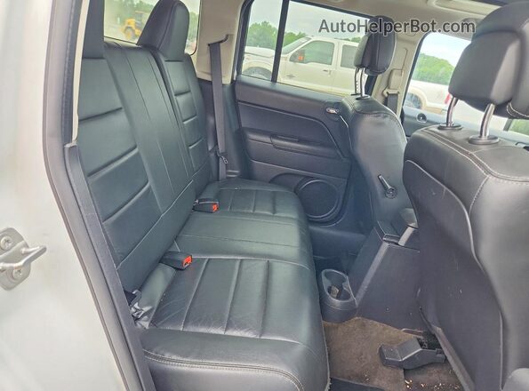 1C4NJRFB5HD205818 2017 JEEP PATRIOT Белый Вид задней части салона