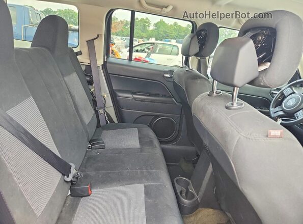 1C4NJRFB6GD717974 2016 JEEP PATRIOT Silver Widok wnętrza z tyłu