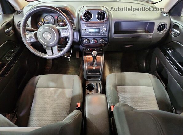 1C4NJRFB8HD159675 2017 JEEP PATRIOT Красный Вид панели приборов