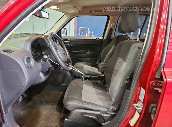 1C4NJRFB8HD159675 2017 JEEP PATRIOT Красный Вид салона спереди
